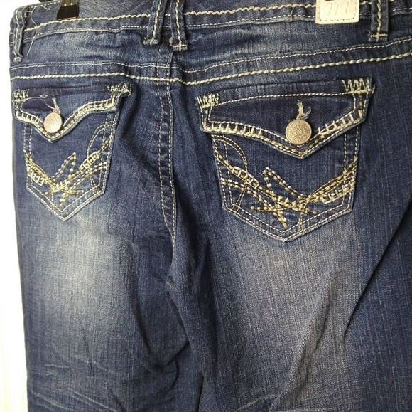 Maurices original dark wash denim capris zip button close. Size 5/6 - Picture 11 of 12